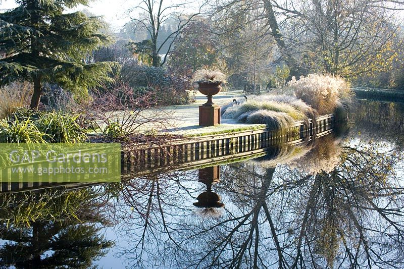 Blick auf John Masseys Garten vom Ufer des Staffordshire- und Worcester-Kanals an einem frostigen Morgen im Winter