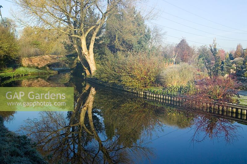 Blick auf John Masseys Garten vom Ufer des Staffordshire- und Worcester-Kanals an einem frostigen Morgen im Winter