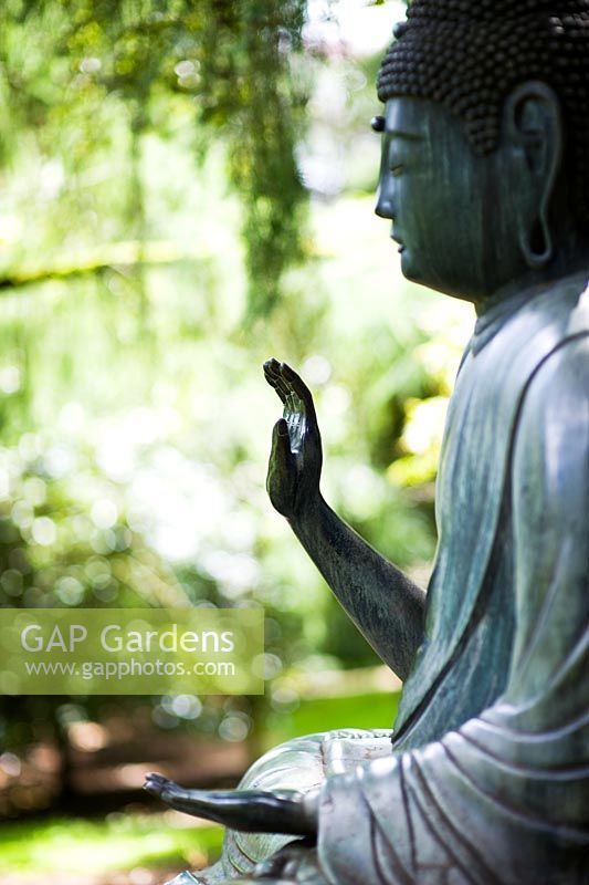 Gartenbuddha-Statue im Batsford Arboretum