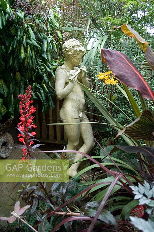 Statue im kleinsten Garten in der NGS bei 20 x 18 Fuß - 28 Kensington Road, St. George, Bristol