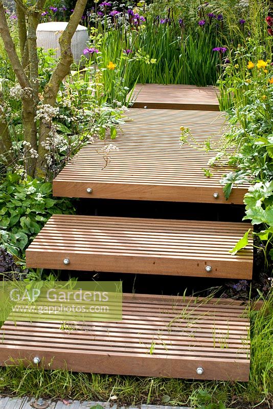 Gartenstufen aus Holz - Nature Ascending Garden - Goldmedaillengewinner für Urban Garden bei der RHS Chelsea Flower Show 2009