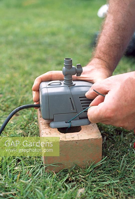 Teichpumpe installieren. Schritt 5. Befestigen Sie die Pumpe zunächst an einem Ziegelstein oder einem ähnlichen schweren Gegenstand, um sie stabil zu halten