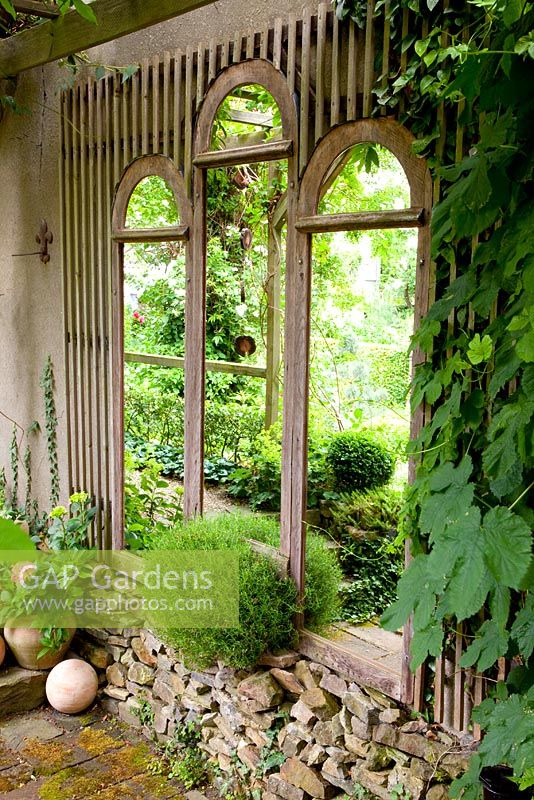Recycelte Fensterrahmen als Gartenelement
