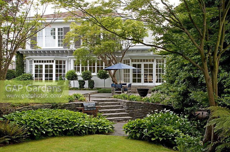 Vorstadthaus, entworfen von Heathcote Helmore in den 1920er Jahren mit einem ausgewachsenen Acer-Maple-Baum. Christchurch, Neuseeland