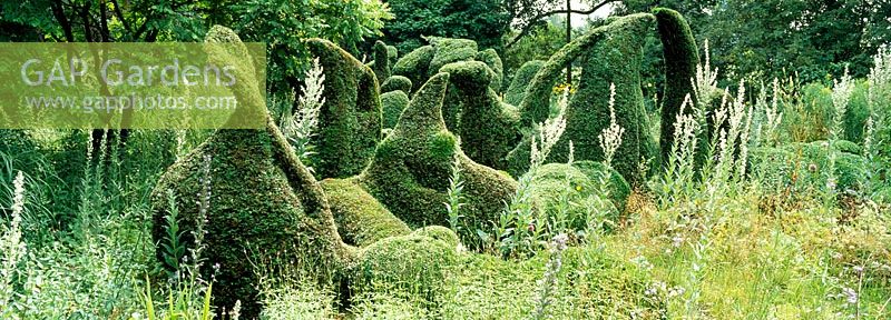 Sculptural Taxus - Eibe und Buxus - Box-Topiary, inspiriert von Henry Moore mit naturalistischer mehrjähriger Bepflanzung in Priona, entworfen von Henk Gerritsen, Niederlande