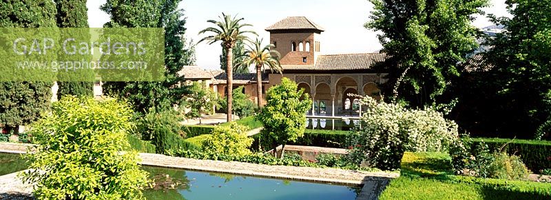 Mit Blick auf die Teilgärten mit rechteckigen Pools und Topiary Hecken - Gärten der Alhambra, Granada, Spanien