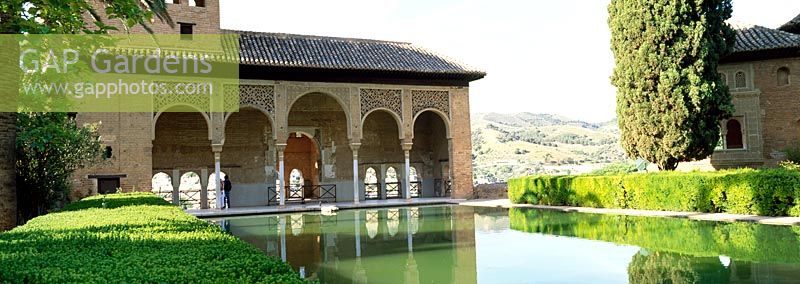 Mit Blick auf die Teilgärten mit rechteckigen Pools und Topiary Hecken - Gärten der Alhambra, Granada, Spanien
