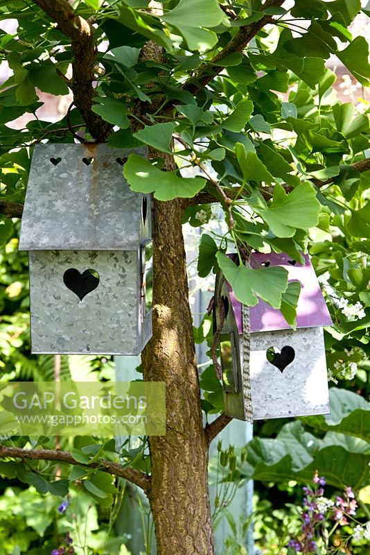 Dekorative Vogelhäuser aus Metall mit Herzmotiv