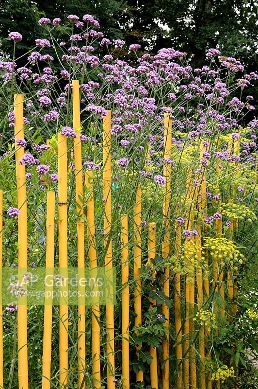 Gelb gestrichene Bambusstöcke als Wegkante - Festival International des Jardins de Chaumont sur Loire 2010