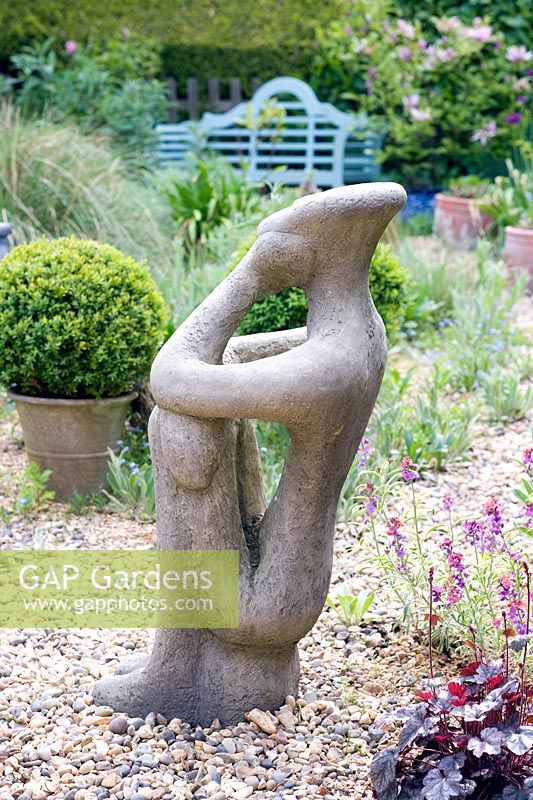 Zeitgenössische Skulptur im trockenen Garten - Wickets, Essex, NGS