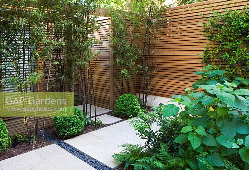 Holzgitter und Betten aus Bambus im modernen Garten