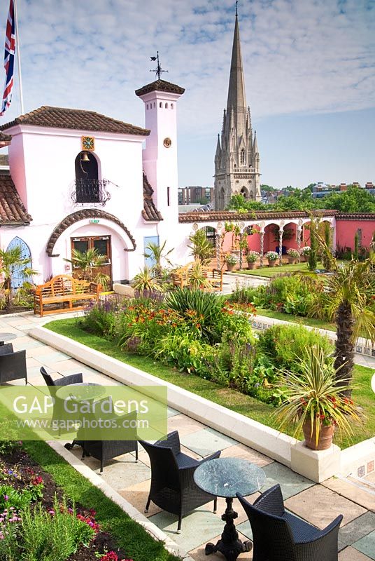 Blick auf den spanischen Garten in den Roof Gardens in Kensington mit der St. Mary Abbots Church dahinter