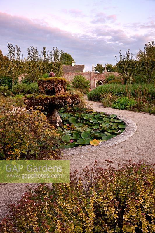 Der ummauerte Garten und der Wasserbrunnen, Highgrove Garden, September 2009.