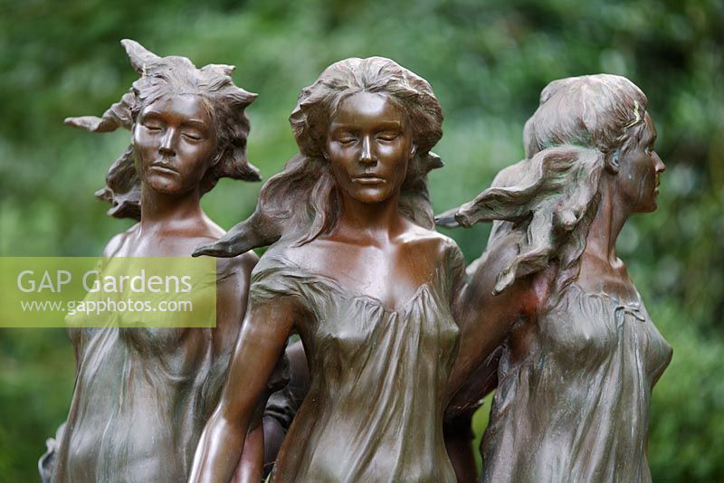 Töchter der Odessa-Statue im Arboretum, Highgrove Garden, Oktober 2007.