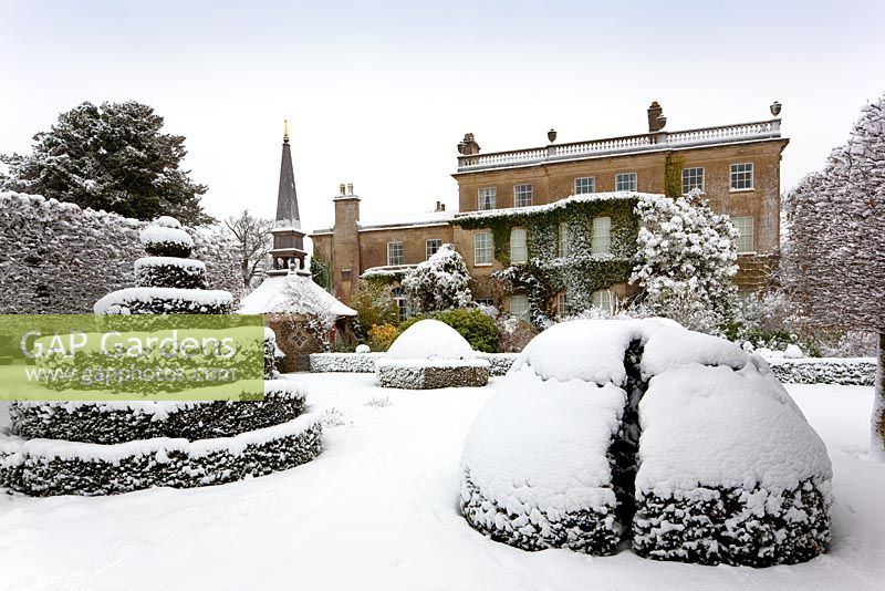 Die Westfront von The Thyme Walk mit dem schneebedeckten Oak Pavillion, Highgrove Garden, Januar 2010.
