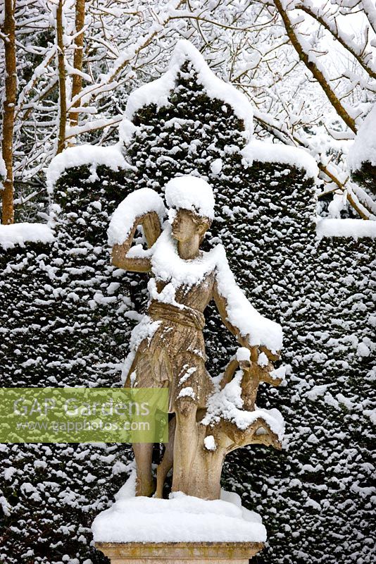 Statue von Diana, der Göttin der Jagd, am Ende des Azaleenwegs, Highgrove Garden, Januar 2010.