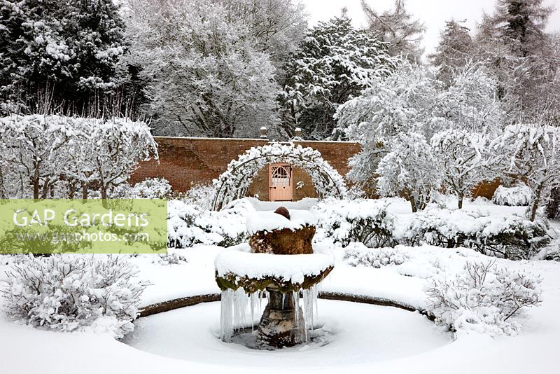 Der ummauerte Garten im Schnee, Highgrove Garden, Januar 2010.