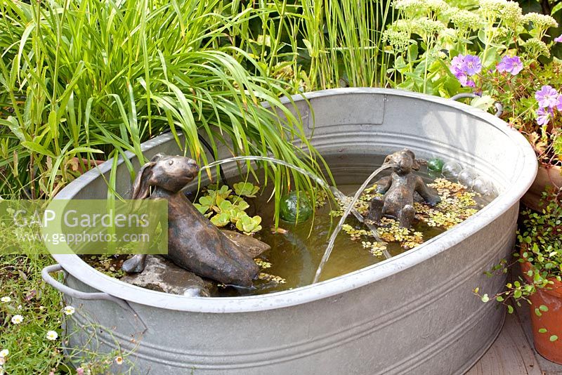 Bronze Hasenbrunnen in hausgemachtem Wasserspiel