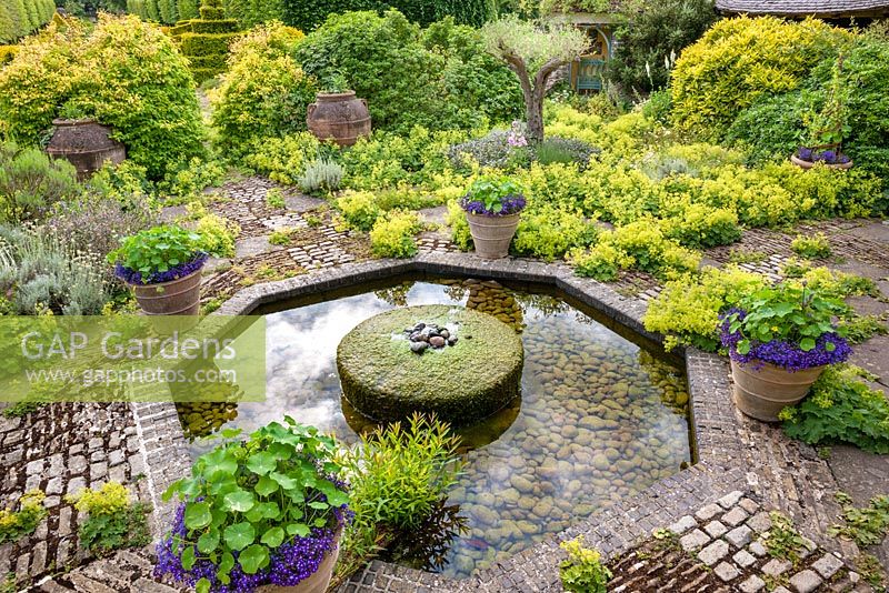 Der Terrassengarten und der niedrige Brunnen, entworfen von Prinz Charles und dem Bildhauer William Pye, Highgrove, Juli 2013
