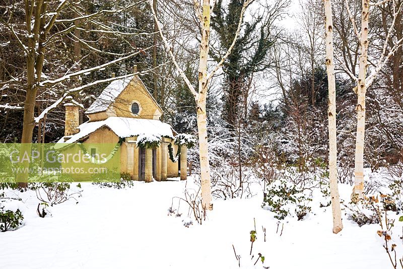 Das mit Schnee bedeckte Heiligtum. Highgrove Garden, Januar 2013. Es wurde 1999 anlässlich des Millenniums erbaut und ist ein Ort der Kontemplation. Entworfen von Professor Keith Critchlow von der Prince's School of Tradtional Arts and Crafts und nach einem Entwurf von Charles Morris. Es besteht ausschließlich aus natürlichen Materialien.