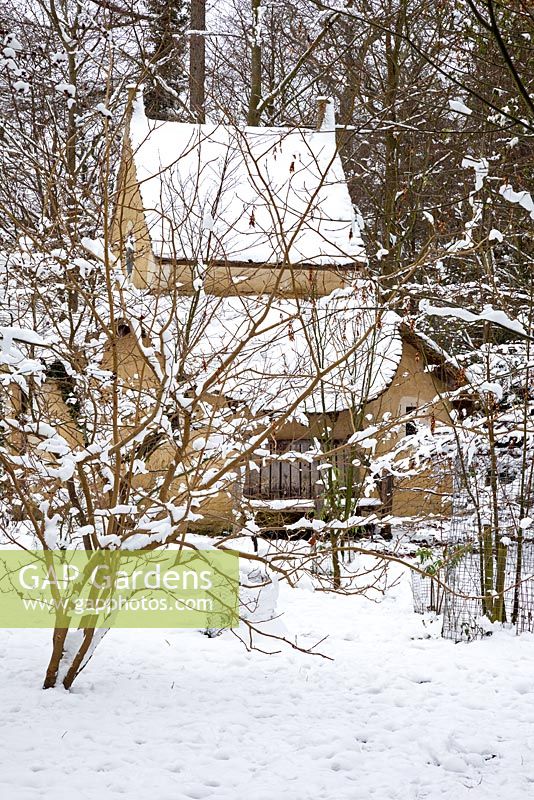 Das mit Schnee bedeckte Heiligtum. Highgrove Garden, Januar 2013. Es wurde 1999 anlässlich des Millenniums erbaut und ist ein Ort der Kontemplation. Entworfen von Professor Keith Critchlow von der Prince's School of Traditional Arts and Crafts und nach einem Entwurf von Charles Morris. Es besteht ausschließlich aus natürlichen Materialien.
