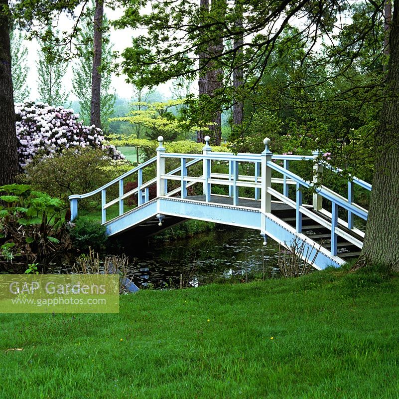 Die 1989 erbaute Romantische Brücke, ein Symbol der Auferstehung nach dem Hurrikan Selehurst aus den 1987er Jahren. Darüber hinaus Cornus alternifolia Argentea und alter Rhododendron.