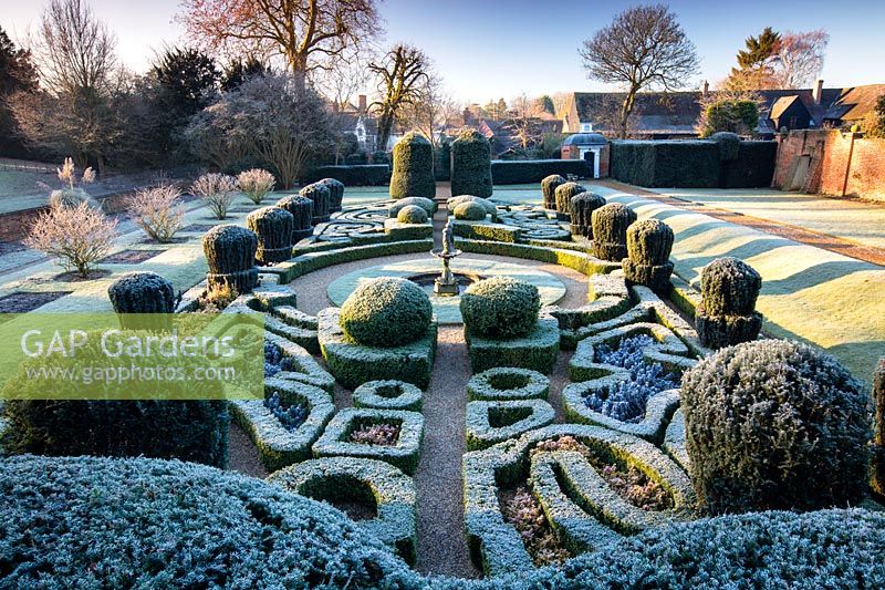 Ansicht des frostigen Parterre. Der niederländische Garten, Bridge End Garden, Safran Walden, Essex