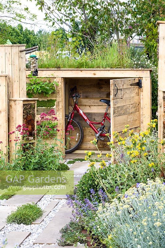 Vorgarten mit Fahrradkeller mit Gründach aus recyceltem Holz, Stein und Kies - BBC Gardener's World Live, Birmingham 2017 - Artemis Landscapes 'Living in Sync' -Garten - Designer: Viv Seccombe