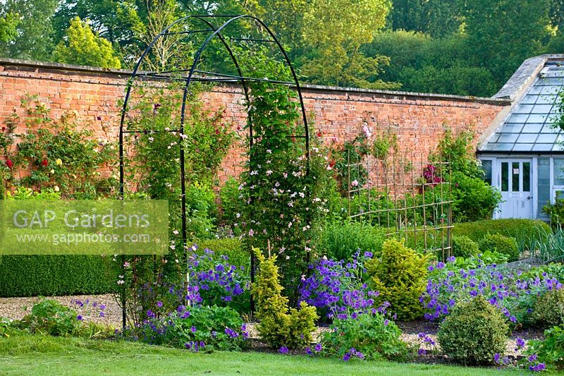 Metallbogen im ummauerten Garten bei Little Ponton Hall, Lincolnshire, Juni.