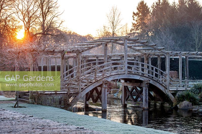 Holzbrücke über Wasser am frostigen Wintertag