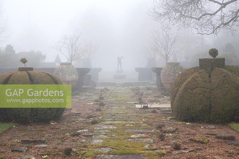 Der Thymian-Spaziergang im Nebel mit Golden Yew Topiary, Highgrove Garden im Februar 2019.