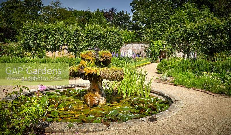 Brunnen und Teich in The Walled Garden, Highgrove, Juni. 2019.