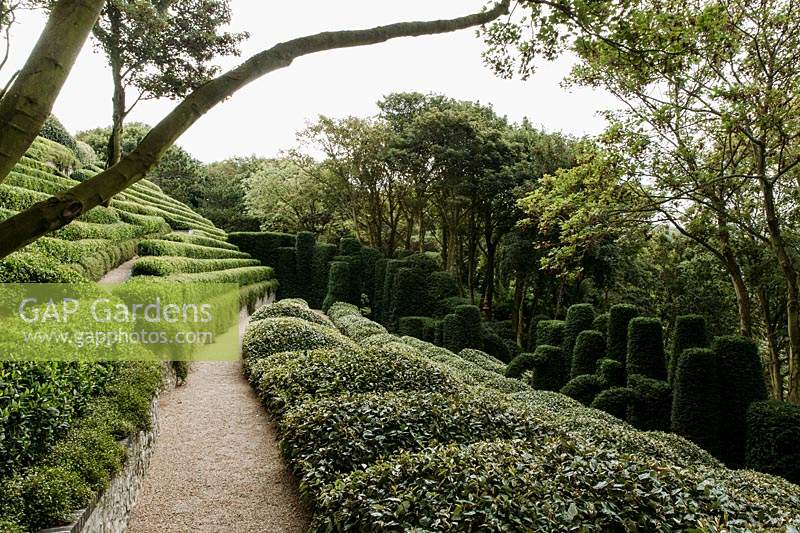 Blick vom Jardin d Amont über den Jardin d Aval und den Jardin Zen. Les Jardins d Etretat, Normandie, Frankreich