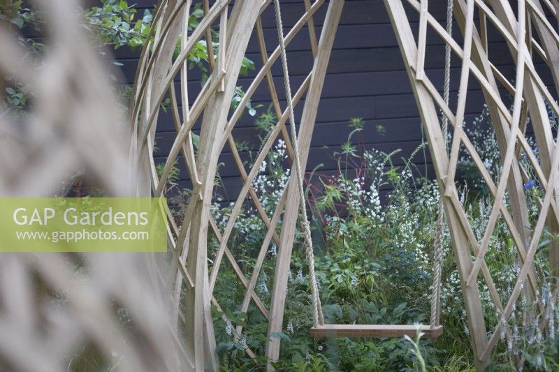 Schaukelsitz in geodätischer Struktur. Gitterwerk zum Sitzen aus Bambus, Phyllostachys edulis.