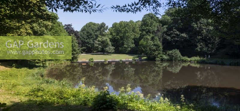 Essen Nordrhein-Westfalen - Nordrhein-Westfalen DeutschlandGesamtansicht über den Park an einem Sommertag mit blauem Himmel. Blick über den Margarethensee. Genähtes Panorama