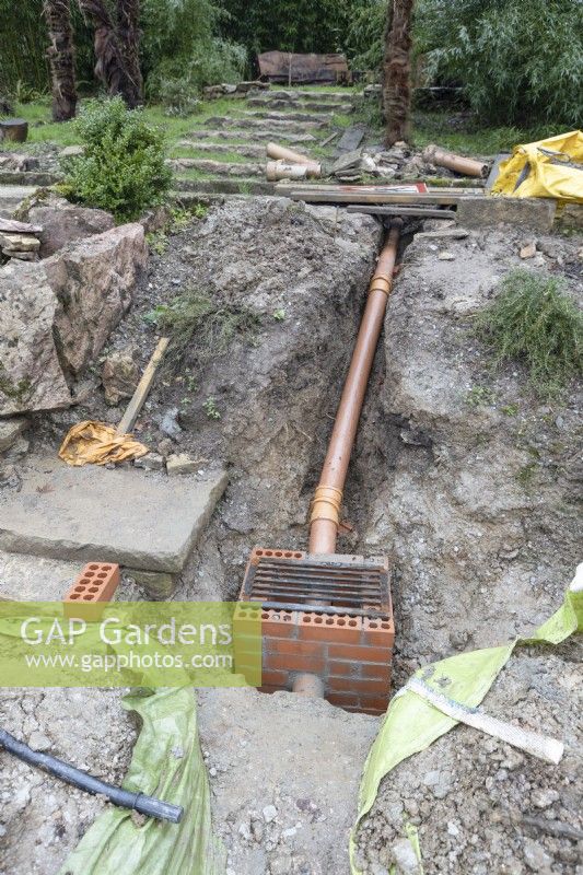 Sanierungsarbeiten an einem alten Entwässerungssystem und Abfluss. 