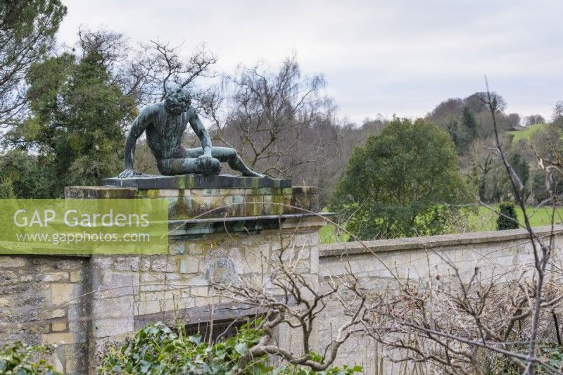 Statue des sterbenden Galliers über dem Eingang zum ummauerten Garten im Iford Manor im Januar 