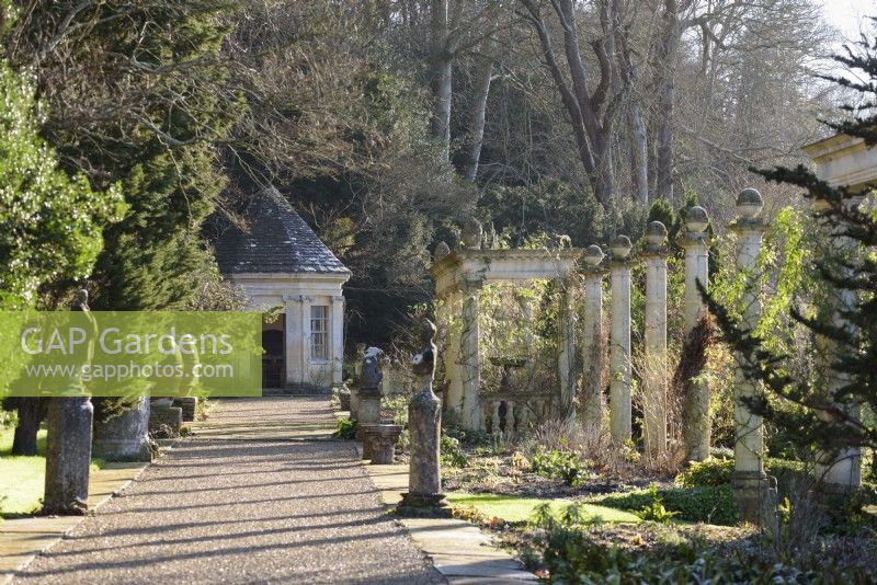 Die Große Terrasse im Iford Manor im Januar mit Kolonnade, Gartenhaus und Statuen auf Säulen. 