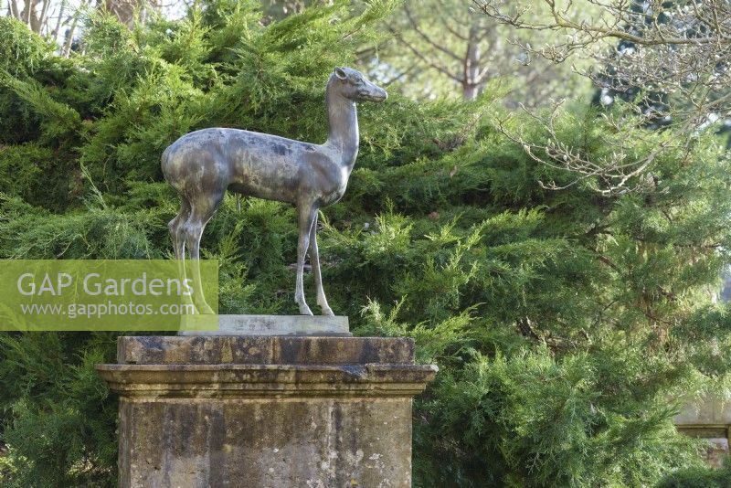 Bronzestatue eines Hirsches auf einem Steinsockel im Iford Manor im Januar 