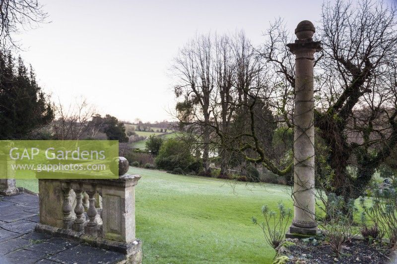Iford Manor im Januar mit Blick auf die umliegende Landschaft von Wiltshire 
