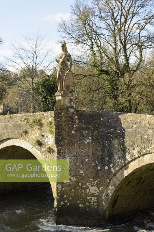Statue von Britannia auf einer Brücke über den Fluss Frome neben Iford Manor 