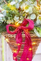 Immergrüner Weihnachts-Hängekorb mit Lichterketten beleuchtet