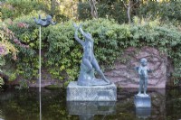 Drei Statuen im Pool am Rande des versunkenen Gartens. 