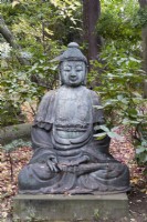Sitzender Steinbuddha 