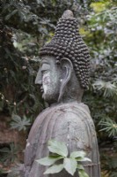 Seitenansicht des steinernen Buddha. 
